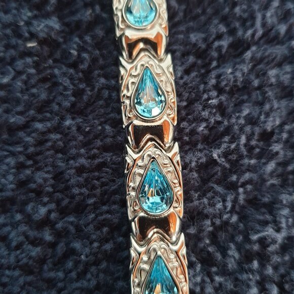 Gorgeous Silver Linked Bracelet with Blue Teardrop Crystal Rhinestones - Picture 12 of 17